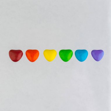 Cinsel azınlıkların mutluluğu ve eşitliği için mücadele: LGBT bayrağı, kısa odak, açık arkaplan