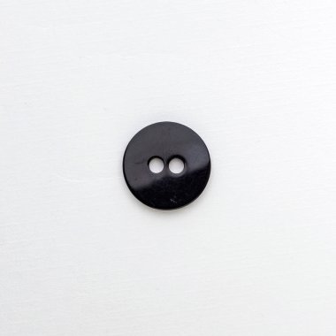 Beyaz arkaplanda eski güzel düğme, kısa odak