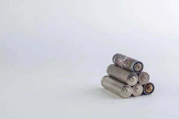Gezegenin civa ve kadmiyum kirliliği: birkaç tükenmiş pil beyaz, kısa odaklı, ton