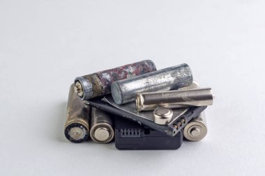 Cıva ve kadmiyum geri dönüşümü: Beyaz, kısa odaklı, tonlama