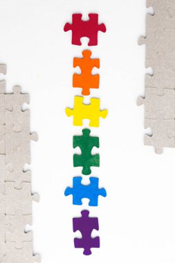 LGBT gurur bayrağı, bir bulmacadan yapılmıştır, gri bulmacalar arasında, kısa odak, beyaz arka plan, üst görünüm