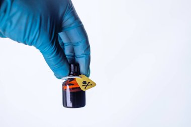 Koyu kavanoz, etiket. Zehirli maddelerin içeriği hakkında bir uyarı işareti var.