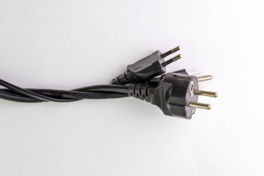 Enerji bağımlılığı kavramı: beyaz arkaplanda birden fazla buji ve kablo