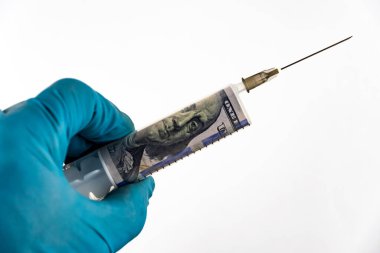 Finansal enjeksiyonlar, para girişi: kişinin elinde şırınganın içinde 100 dolarlık banknot