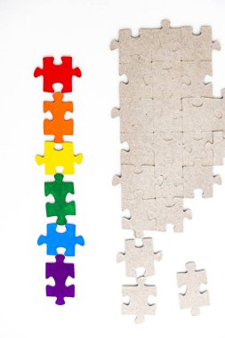 LGBT gurur bayrağı, bir bulmacadan yapılmıştır, gri bulmacalar arasında, kısa odak, beyaz arka plan, üst görünüm