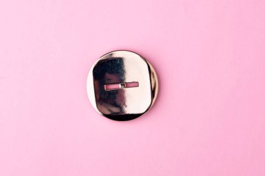 Pembe arkaplanda eski güzel düğme, kısa odaklanma