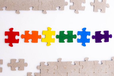 LGBT gurur bayrağı, bir bulmacadan yapılmıştır, gri bulmacalar arasında, kısa odak, beyaz arka plan, üst görünüm