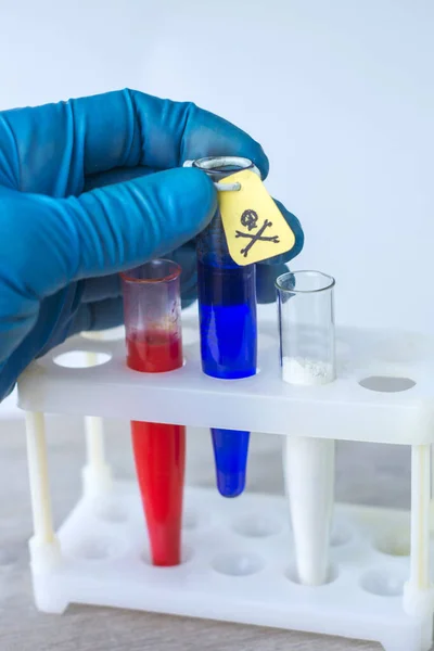 Rus yapımı zehirler - Rus bayrağı renginde 3 test tüpü, sarı etiket, zehirli tehlike işareti