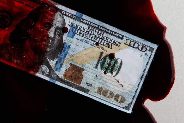 100 dolarlık banknot kan gölünde boğuldu.