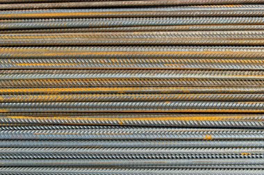 Paslı demir grunge arkaplan: güçlendirme çubukları, kısa odak