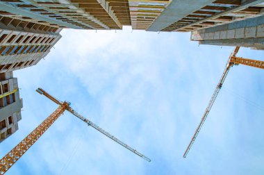 Çok katlı binaların yapımı: bir vinç ve yüksek katlı ev