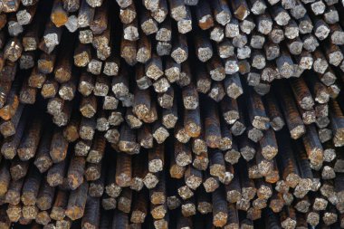 Demir grunge arkaplanı: kaba kesim inşaat çubuğu profili, kısa odak