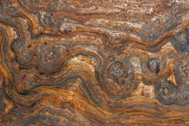 Kıvırcık pas kaplı metal yüzey, farklı derecelerde oksitlenme.