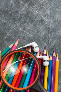 çok renkli okul malzemeleri siyah karatahtanın üzerinde, kısa odaklı, kısmi bulanık