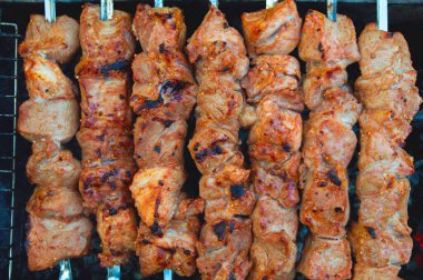 Kömürde ızgara domuz kebabı, barbeküde duman, orta pişmiş, kapalı.