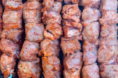 Şişte domuz kebabı kömürde kızartılır, barbeküde duman, pişirmenin başlangıcı, kapat.