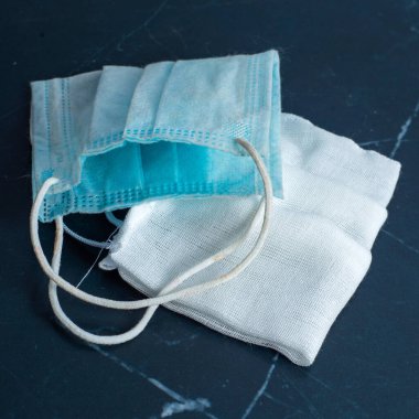 Solunum sistemini viral enfeksiyondan korumak için kullanılan bir çift solunum cihazı.