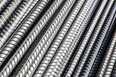 parlak demir grunge arkaplan: pırıl pırıl yeni takviye çubukları, kısa odaklı