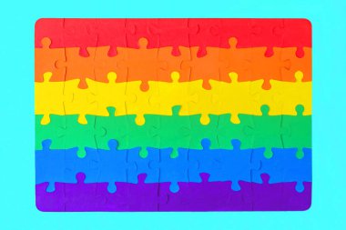 Eşitlik tanıtımı: turkuaz arka planda LGBT bayrağının bulmaca renkleri