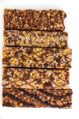 Vejetaryen tatlı: Beyaz ve kısa odaklı, kuru üzüm ve ballı mısır gevreği.