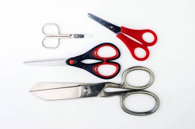 Farklı amaçlar ve boyutlarda makas beyaz arka plan, eski ve yeni, plastik ve metal