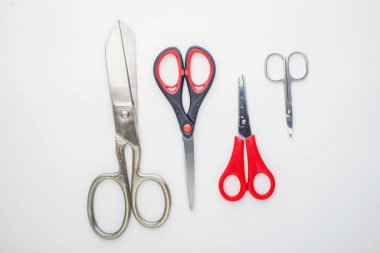 Farklı amaçlar ve boyutlarda makas beyaz arka plan, eski ve yeni, plastik ve metal