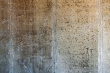 Grunge arkaplanı: çatlak ve göçüklü sert beton duvar, biçimsel çalışma izleri