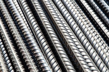 parlak demir grunge arkaplan: pırıl pırıl yeni takviye çubukları, kısa odaklı