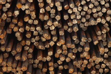 Demir grunge arkaplanı: kaba kesim inşaat çubuğu profili, kısa odak