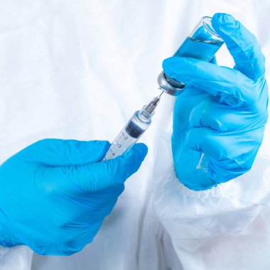 covid-19 sars-cov-2 aşısı: elinde aşı ve şırınga olan bir sağlık çalışanı 