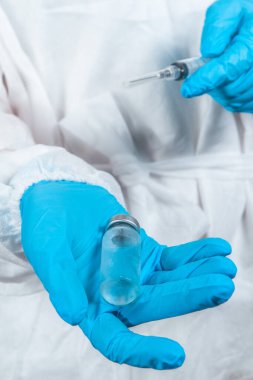 covid-19 sars-cov-2 aşısı: elinde aşı ve şırınga olan bir sağlık çalışanı 