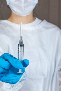 covid-19 sars-cov-2 aşısı: elinde aşı ve şırınga olan bir sağlık çalışanı 