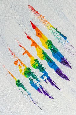 Çok renkli boyanın birkaç darbesi açık bir yüzeyde LGBT topluluğunun bir parçasını tasvir ediyor. Kısa odaklan, bulanık. Geçici bir nesne, sanat eseri değil.. 