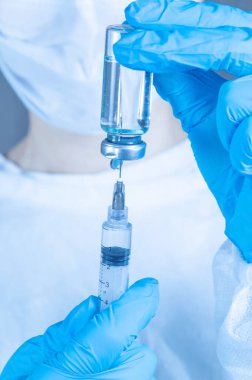 covid-19 sars-cov-2 aşısı: elinde aşı ve şırınga olan bir sağlık çalışanı 