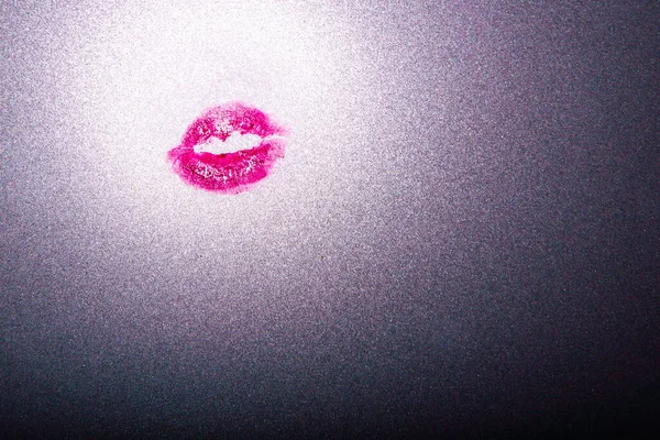 Поцелуй Прозрачном Фоне Отпечаток Алой Помады Девушки Блестящем Затемненном Стекле — стоковое фото