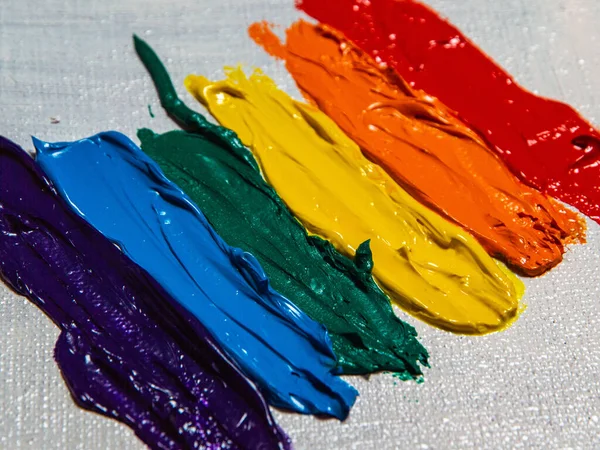 Çok renkli boyanın birkaç darbesi açık bir yüzeyde LGBT topluluğunun bir parçasını tasvir ediyor. Kısa odaklan, bulanık. Geçici bir nesne, sanat eseri değil.. 
