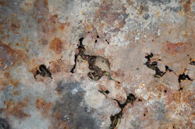 Grunge arkaplan: eski boyanmış metal bir yüzeyde pas, çelik korozyonundan kaynaklanan delikler, tonlama 