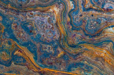 grunge arkaplan: eski metal bir yüzey üzerindeki kıvrımlı pas, tonlama 