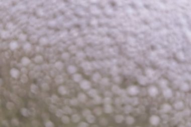 soyut arkaplan: Bokeh etkisi ile odaklanmış görüntü şeffaf yüzey, nem damlaları, tonlama 