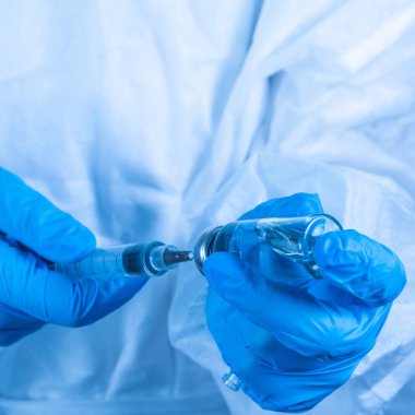 covid-19 sars-cov-2 aşısı: elinde aşı ve şırınga olan bir sağlık çalışanı 