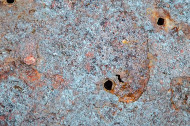 Grunge arkaplan: eski boyanmış metal bir yüzeyde pas, çelik korozyonundan kaynaklanan delikler, tonlama 
