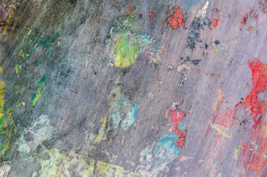 Renkli yaratıcı arkaplan: Ahşap bir palette yağlı boya kalıntıları, kısa odak, seçici bulanık