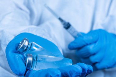 covid-19 sars-cov-2 aşısı: elinde aşı ve şırınga olan bir sağlık çalışanı 