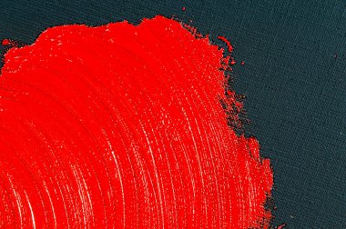 soyut yaratıcı arkaplan: siyah bir tuval, geçici bir nesne tonu, kırmızı noktalar, renkli astar renkleri ve sıçramaları. 