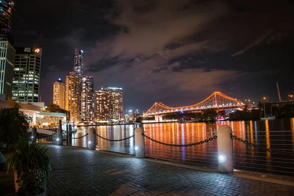 布里斯班故事桥的夜景 — 图库照片