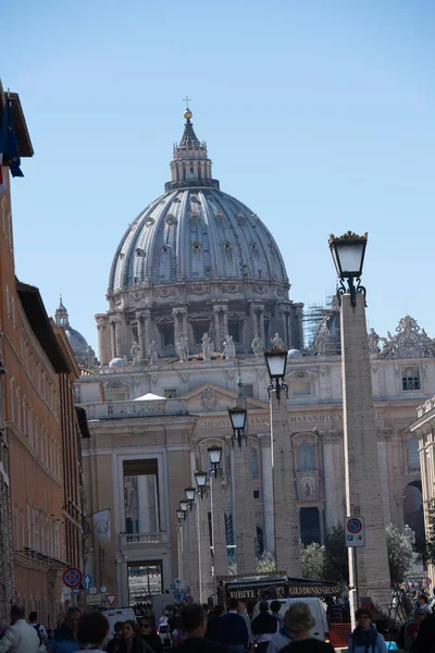 Vatikan 'daki Saint Peters Meydanı' ndaki Castel Sant Angelo 'dan Roma manzarası.