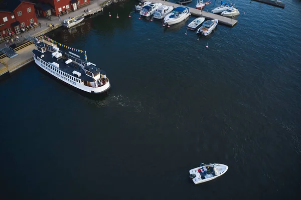 Isla de Fjaderholmarna, SUECIA - 13 de junio de 2020. Isla Fjaderholmarna en el archipiélago de Estocolmo. foto tomada por drone —  Fotos de Stock