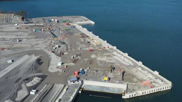 Λιμάνι Norvik της Στοκχόλμης, Σουηδία, 2020-03-18: Αεροφωτογραφία εγκατάστασης νέων γερανών. — Αρχείο Βίντεο