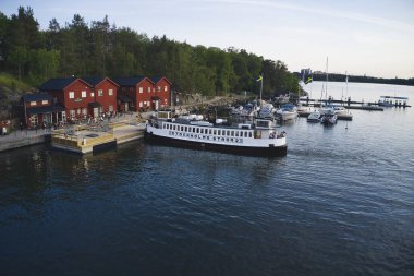 Fjaderholmarna Adası, SWEDEN - 13 Haziran 2020. Stockholm takımadasındaki Fjaderholmarna adası. Fotoğraf İHA tarafından çekildi