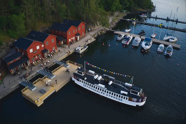 Isla de Fjaderholmarna, SUECIA - 13 de junio de 2020. Isla Fjaderholmarna en el archipiélago de Estocolmo. foto tomada por drone —  Fotos de Stock